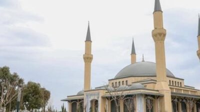 Yakın zamanda ibadete açılan Millet Camisi, ramazanda teravih namazları ve