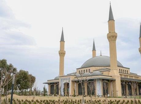 Yakın zamanda ibadete açılan Millet Camisi, ramazanda teravih namazları ve