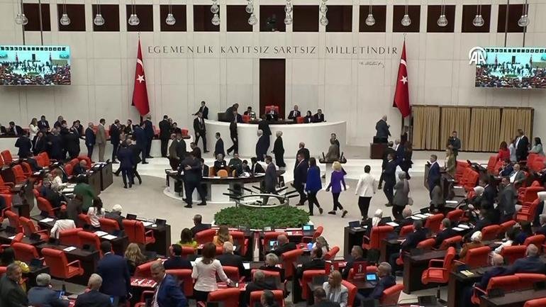 Meclis’te yeni haftaya yoğun gündemle başlıyor Kaynak:CNN TÜRK Trafik cezalarını artıran düzenlemenin görüşmelerine devam edilecek. Komisyonlar