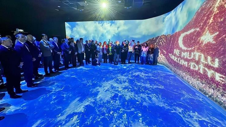 İZMİR,(DHA)-İZMİR’in Menemen Belediyesi tarafından cumhuriyetin 102’nci kuruluş yıl dönümü kutlamaları