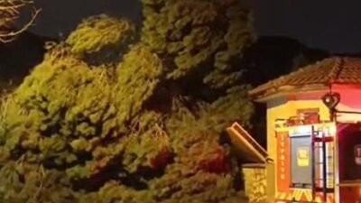 Akşam saatlerinde etkisini artıran fırtına nedeniyle Cumhuriyet Mahallesi’nde bir caminin