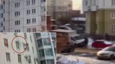 Rusya’nın St. Petersburg şehrinde bir binanın 10. katında pencereye çıkan