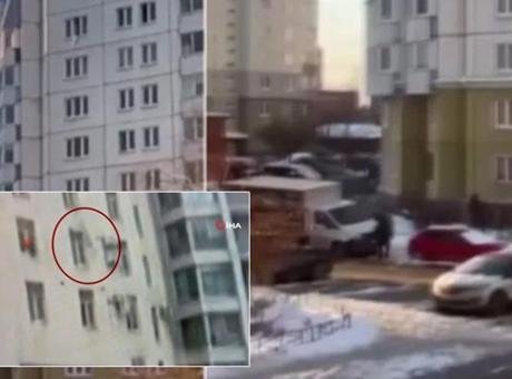 Rusya’nın St. Petersburg şehrinde bir binanın 10. katında pencereye çıkan