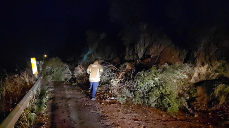 Kaynak: DHA Altıntaş yolu Beyaz Kayalar mevkisinde saat 23.00 sıralarında