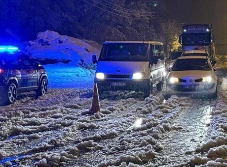 Muş-Bingöl kara yolunda etkili olan olumsuz hava şartları, ulaşımda aksamalara