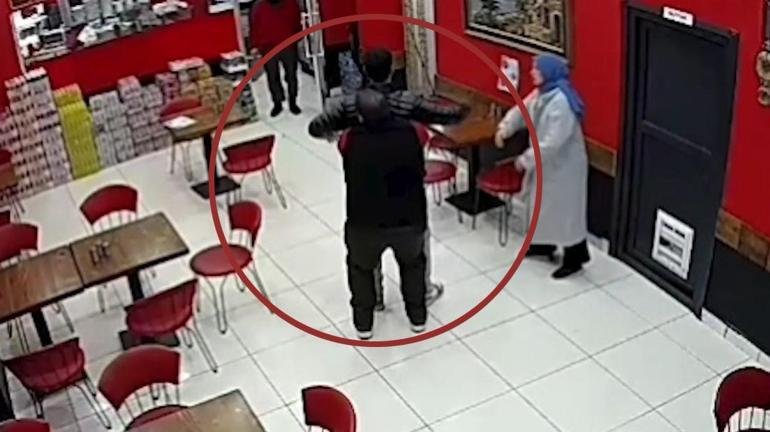 Kaynak:AA Bayrampaşa’da ailesiyle birlikte bir restoranda yemek yiyen bir kişi,