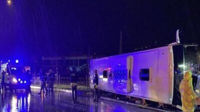 Samsun’un İlkadım ilçesinde sürücünün kontrolünü kaybettiği yolcu otobüsü refüje çıkıp,