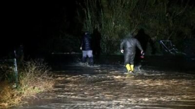 Muğla’nın Seydikemer ilçesindeki bir mahallede yaşanan su baskını nedeniyle bazı