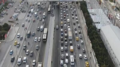 SON DAKİKA HABERİ: İstanbul’da trafik yoğunluğu yüzde 81’e ulaştı Kaynak: DHA İstanbul’da akşam saatlerinde trafik yoğunluğu arttı. İBB Trafik