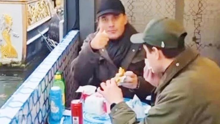 Montella, burada bir arkadaşının eşliğinde balık ekmek yerken objektiflere yansıdı.