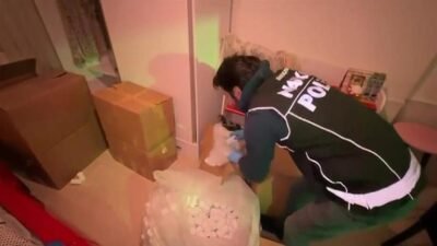 Zehir tacirlerine operasyon: 2 gözaltı Kaynak:CNN TÜRK Uyuşturucu madde ticareti yapıyor, sokakları zehirliyorlardı. O şüphelilere