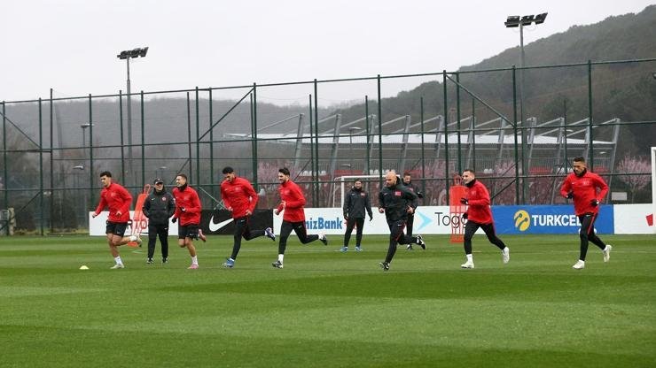 3 büyüklerden 33 futbolcuya milli davet Kaynak: DHA 2026 Dünya Kupası öncesinde milli maçlar nedeniyle liglere