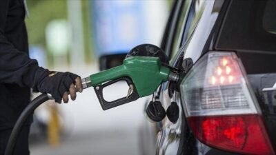 AKARYAKIT FİYATLARI 8 MART: Benzine ve motorine (mazota) zam geldi mi? İstanbul, Ankara, İzmir güncel akaryakıt fiyatları 2026! Kaynak:Cnnturk.com Petrol fiyatlarındaki küresel artışın ardından benzin ve motorinde zam