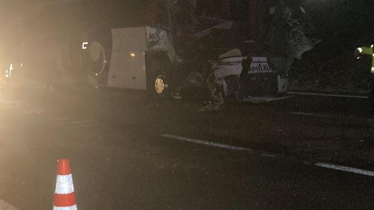 Ankara’da yolcu otobüsü, TIR’a çarptı: 1 ölü, 15 yaralı Kadircan GÜLER/ANKARA, (DHA) – ANKARA’da yolcu otobüsünün, TIR’a arkadan çarpması