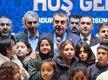 Sultangazi Belediyesinin Ramazan Etkinlik Çadırı’nı ziyaret eden Tekin, burada çocuklarla