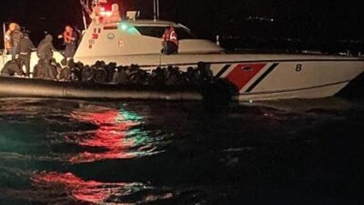 Ayvalık açıklarında düzensiz göçmenlerin bindiği lastik botun motor arızası nedeniyle