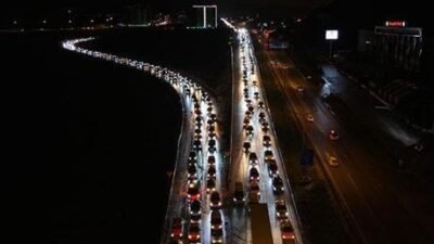 Bayram tatili dönüşü araç kuyruğu! 43 ilin geçiş noktasında trafik 40 kilometreyi aştı Ulaşımda 43 ilin geçiş noktasında bulunan “kilit kavşak” Kırıkkale’de öğle