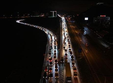 Bayram tatili dönüşü araç kuyruğu! 43 ilin geçiş noktasında trafik 40 kilometreyi aştı Ulaşımda 43 ilin geçiş noktasında bulunan “kilit kavşak” Kırıkkale’de öğle