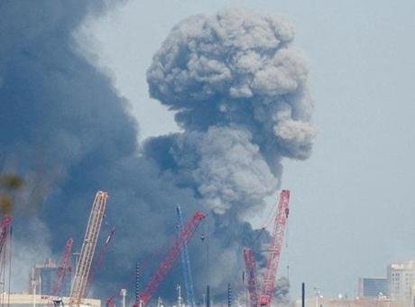 Bölgede ipler kopuyor! BAE, İran’daki büyükelçiliğini kapattı Dışişleri Bakanlığından yapılan açıklamada, BAE’nin, İran’ın saldırıları nedeniyle büyükelçiliğini kapatma
