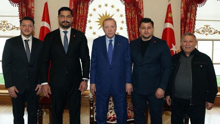 Cumhurbaşkanı Erdoğan’ın İstanbul Dolmabahçe’deki makamında gerçekleşen kabulde; Türkiye Güreş Federasyonu