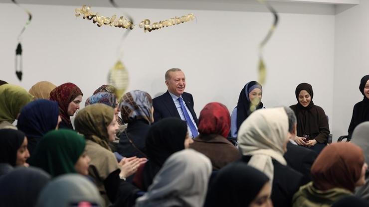 Cumhurbaşkanı Erdoğan’dan kız öğrenci yurduna ziyaret Kaynak: DHA Cumhurbaşkanı Erdoğan AK Parti İl Teşkilatı’nın iftar programının