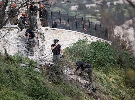 Doğu Kudüs’te alarm! İran misillemesinde bir füze parçası, Mescid-i Aksa yakınlarına düştü AA muhabiri, işgal altındaki Doğu Kudüs’te sirenlerin uzun süre çaldığını,