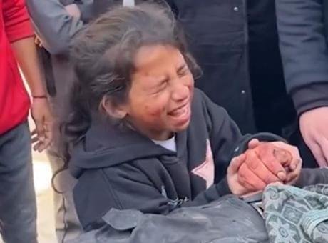 Filistinli kızdan İsrail saldırısında öldürülen babasının naaşı başında yürek burkan sözler: ‘Lütfen uyan’ İsrail ordusununGazzekentinin doğusundaki Şucaiyye Mahallesi’ne düzenlediği saldırıda hayatını kaybeden 2