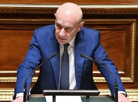 Fransız senatör Malhuret’den Trump’a Türk atasözüyle sert ifadeler: ‘Bir palyaço saraya taşındığında kral olmaz…’ ABD ve İsrail ile İran arasındaki savaş 28. gününe girerken