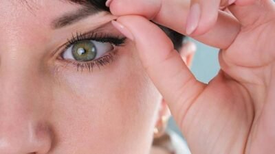 Göz çevresi, yüz ifadesini en hızlı değiştiren bölgelerin başında gelir.