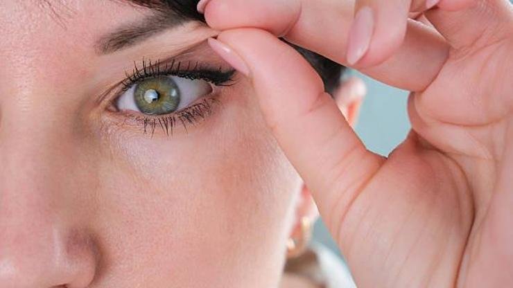 Göz çevresi, yüz ifadesini en hızlı değiştiren bölgelerin başında gelir.