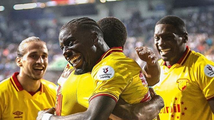 Göztepe’de Malcom Bokele krizi! Stoilov’dan sert uyarı… Kaynak: DHA Teknik direktör Stanimir Stoilov‘un, “İdmanlarda yeterince takıma yardımcı