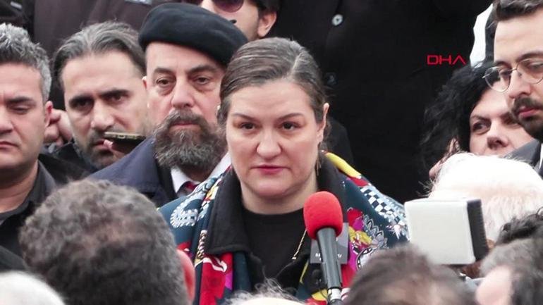 İlber Ortaylı’nın kızı Tuna Ortaylı, babasına gözyaşlarıyla veda etti: İçimi acıttı… Tuna Ortaylı’nın babasına veda konuşması şöyle: “Değerli öğrenciler ve sevgili