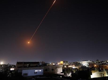 İsrail ordusundan yapılan açıklamada, İran’dan İsrail’e doğru füzelerin ateşlendiği ve