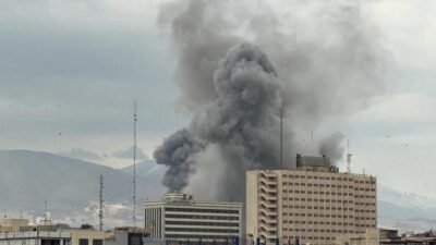 Kaynak:CNN TÜRK Yine art arda bombalar, füzeler bırakıldı, ortalığı toz