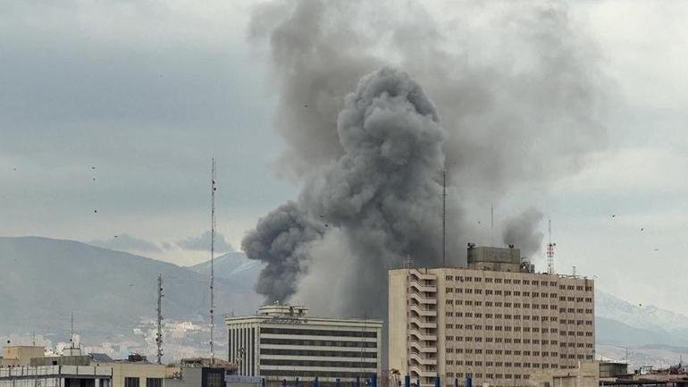 Kaynak:CNN TÜRK Yine art arda bombalar, füzeler bırakıldı, ortalığı toz