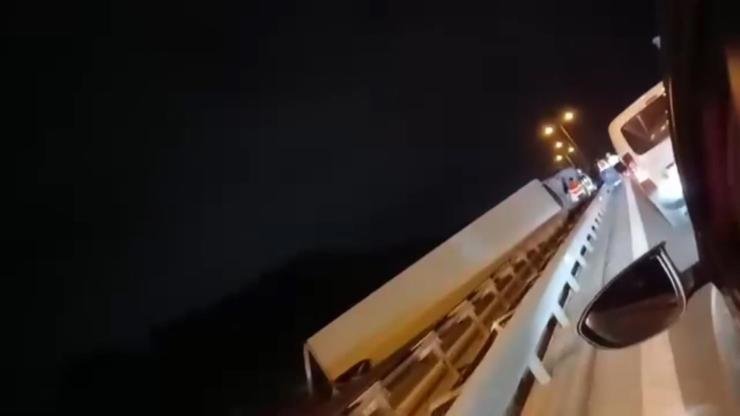 İstanbul – Büyükçekmece TEM Otoyolu’nda TIR devrildi; trafikte yoÄŸunluk oluÅŸtu UÄŸur Samet AVCI/İSTANBUL,(DHA)- BÜYÜKÇEKMECE, TEM Otoyolu’nda seyir halindeki TIR devrildi.