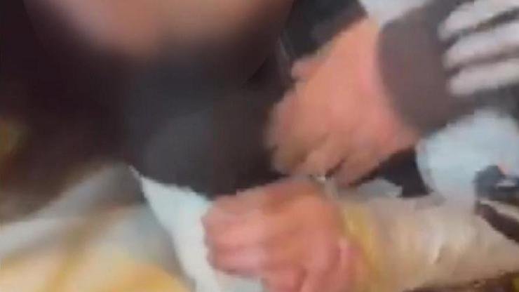 İstanbul – Fatih’te elleri ve ayakları bantlanarak akranları tarafından darbedildi; 3 gözaltı Emre KURT/İSTANBUL, (DHA)- FATİH’te, iddiaya göre aÄŸzı, elleri ve ayakları