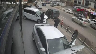 Kaynak:CNN TÜRK Kaldırımda yürüyorlardı. Otomobille gelip ateş açtılar. Sonrasında ise