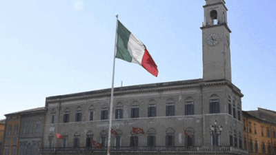 Roma’nın merkezinde başbakanlık sarayı Chigi ile aynı adı taşıyan meydanda,