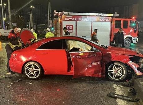 Kayseri’de feci kaza! Hafif ticari araç ile otomobil çarpıştı: 2 yaralı Kayseri’nin merkez Kocasinan ilçesinde meydana gelen trafik kazasında 2 kişi