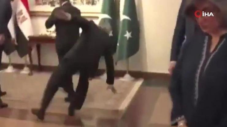 Kritik zirvede görünmez kaza! Pakistan Dışişleri Bakanı bir anda kendini yerde buldu Kaynak:İHA Pakistan Dışişleri Bakanı Muhammed Ishaq Dar, resmi ziyaret çerçevesinde