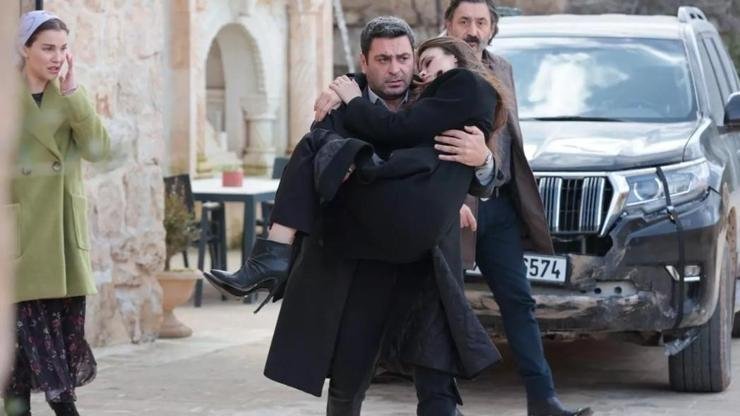 Kübra Ünlü yazdı! Uzak Şehir’de hikaye yeniden yazılıyor! Ozan Akbaba, Sinem Ünsal’ın baş rollerini paylaştığı dizi geceyi zirvede