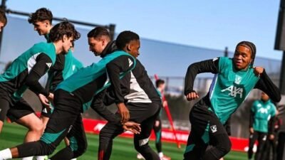 Kaynak:AA Liverpool kentindeki AXA Antrenman Merkezi’nde gerçekleştirilen idmanın ilk 15