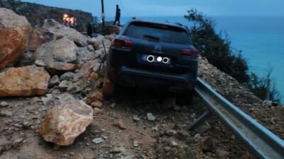 Mersin’de heyelan; kaya parçalarının altında kalan cipin sürücüsü yaralandı Erhan ZOBU/ AYDINCIK (Mersin), (DHA) – MERSİN’in Aydıncık ilçesinde etkili