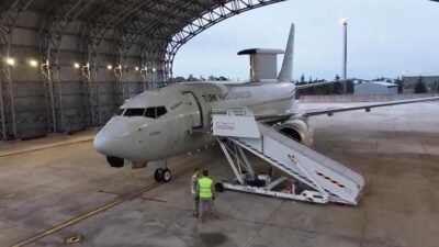 MSB’den Barış Kartalı paylaşımı: “Bayram huzuru yürekte, vatan nöbeti semalarda” Kaynak:CNN TÜRK Uçuş hattında bayramlaşma yapıldı. Ardından havalanılarak gökyüzüyle buluşuldu.