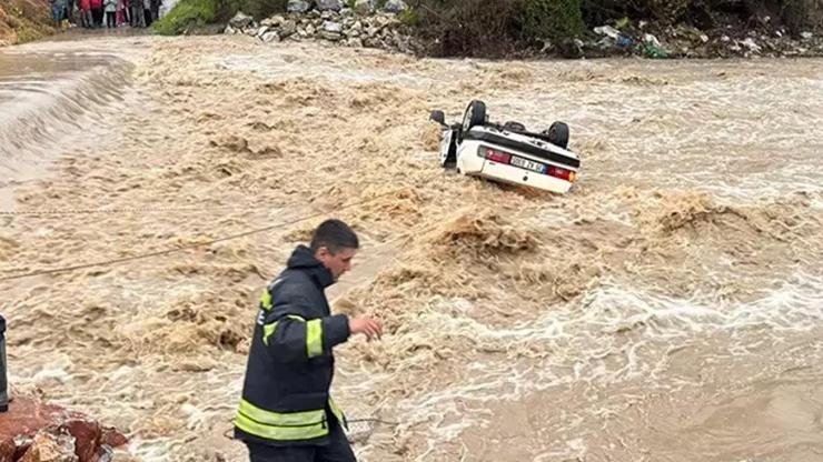 Muğla’da otomobil sel sularına kapıldı: Ölü ve yaralı var! Kaynak: DHA İlçede etkili olan sağanak sonrası, saat 18.00 sıralarında