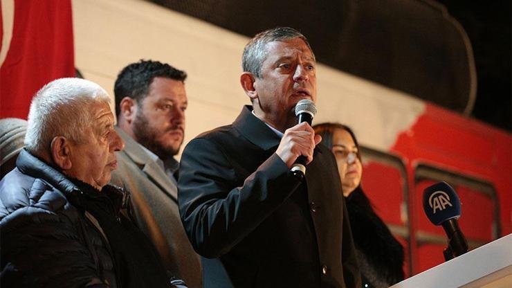 Özgür Özel’den Tanju Özcan’ın gözaltına alınmasına tepki Kaynak:AA Bolu Jandarma Komutanlığı önünde partililere seslenen Özel, Tanju Özcan‘ın