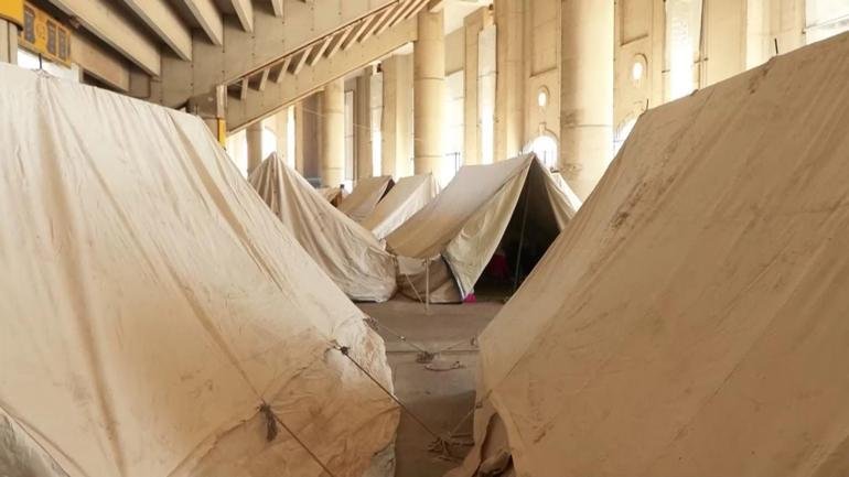 Saldırılar sonrası stadyuma sığındılar! CNN TÜRK Beyrut’ta çadırlardaki yaşamı görüntüledi Kaynak:CNN TÜRK İsrail’in 2 Mart’tan bu yana Lübnan’a yönelik bombardımanı