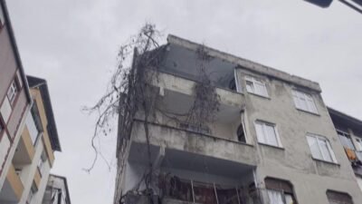 Kaynak: DHA Bağcılar‘da 4 katlı bir binanın çatısının bir kısmı