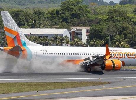 Tayland’da Phuket Uluslararası Havalimanı’nda Hindistan’dan gelen bir yolcu uçağının yaptığı